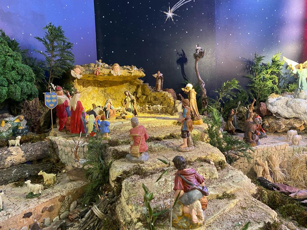 JMDLatina's tweet photo. El #belén de la parroquia @sanleopoldo74 en #DistritoLatina abre todos los días en C/Sagrados Corazones 28. En él se reproducen Petra, ciudad vinculada a los Reyes Magos, y figuras del patrón de la parroquia y su familia.

El concejal @albertogonzdiaz  lo visitó este miércoles. https://t.co/7erv4RPF1z