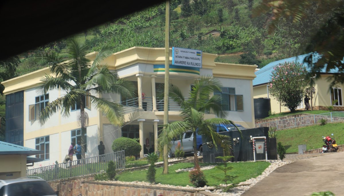 GSF_RC's tweet photo. Urugendo rwacu rurakomeje, tugeze mu bice bya @RwandaNorth , Abadahigwa ba @rulindodistrict , Abesamihigo ba @GakenkeDistrict  n'Inyangakugoma za @MusanzeDistrict  tubahaye yambu! Umwaka mushya muhire wa 2024!

@SinaRwanda
#UmwihereroWabakozi2023 https://t.co/xZHOGaoHLr
