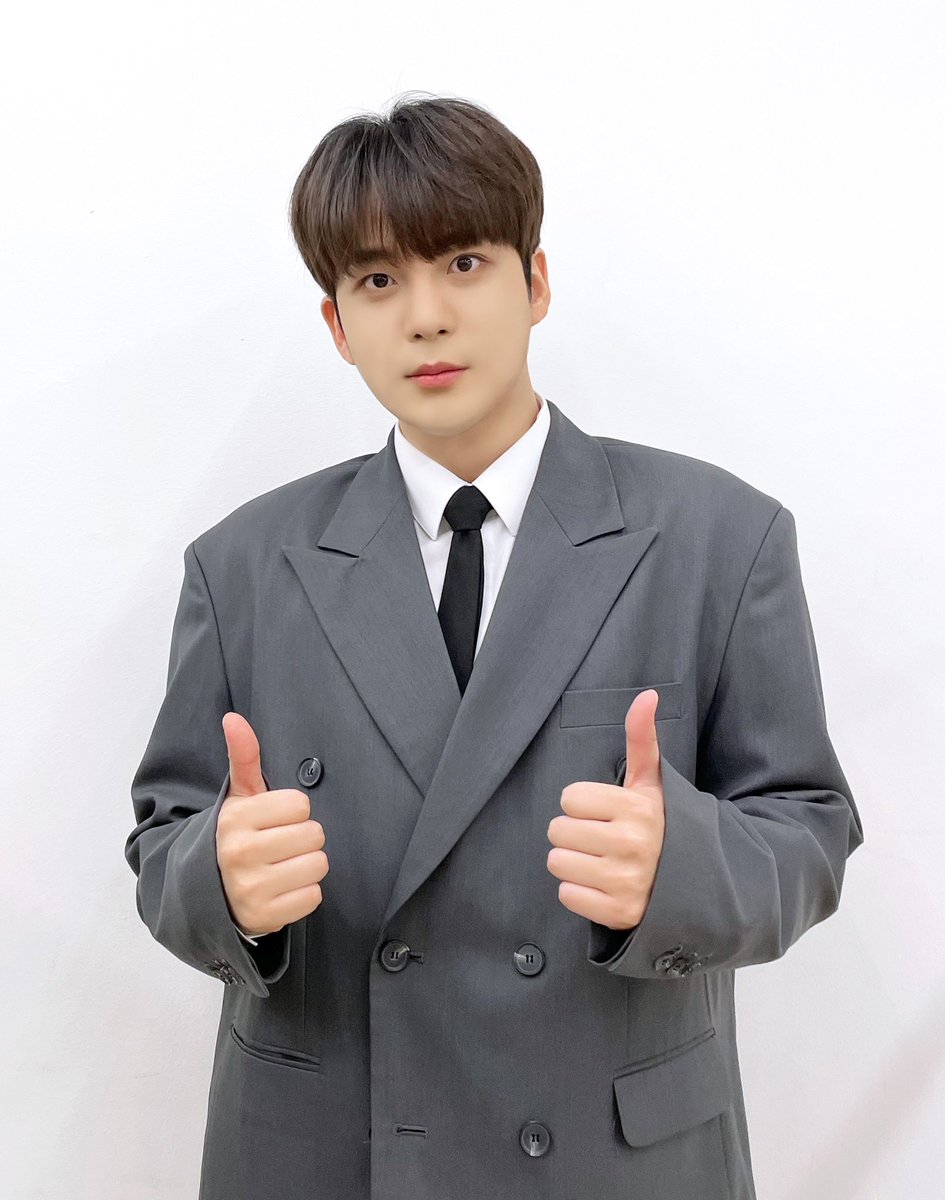 ATEEZofficial's tweet photo. [📷] 종호와 함께하는 #쫑년회🥳🎤 YouTube LIVE Behind Photo 
⠀
우리 막내 곰돌이와 에이티니가
함께 즐긴 특별한 쫑년회😍
다양한 노래들로 에이티니의 겨울을
포근하게 만들어준 명창 하리보 종호🐻🤎
⠀
#ATEEZ #에이티즈 #JONGHO #종호 https://t.co/SBbo4nTykY