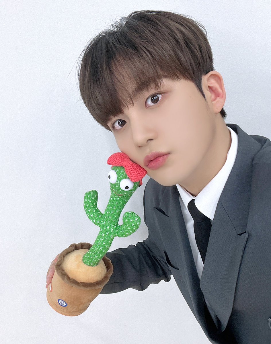 ATEEZofficial's tweet photo. [📷] 종호와 함께하는 #쫑년회🥳🎤 YouTube LIVE Behind Photo 
⠀
우리 막내 곰돌이와 에이티니가
함께 즐긴 특별한 쫑년회😍
다양한 노래들로 에이티니의 겨울을
포근하게 만들어준 명창 하리보 종호🐻🤎
⠀
#ATEEZ #에이티즈 #JONGHO #종호 https://t.co/SBbo4nTykY