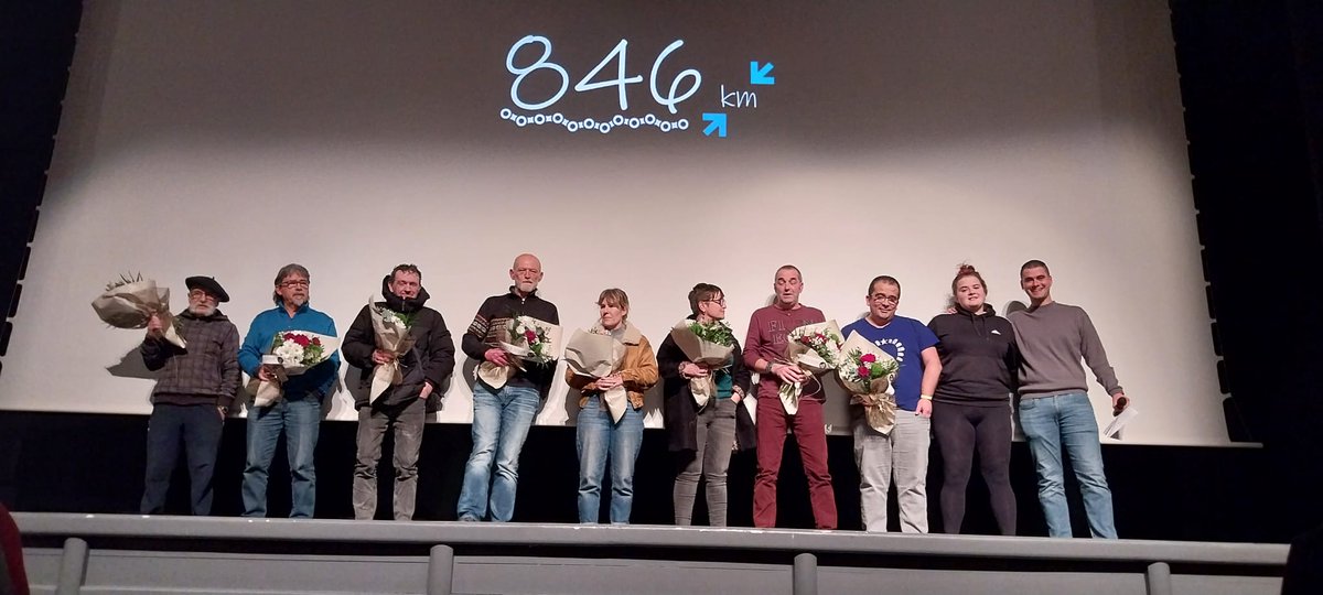 Sekula ezteu izan holako aje onik. 150 lagun herriko zinian gure proiektua ikusteko zai. Zenbat irrifar ta zenbat malko ikusi zian atzo Gurea Zineman, eta zenbat harrotasun begirada. Eskerrik asko denoi guztiagatik. Ainhoak dokumentala etxian ikusi arte ez degu etsiko. ↘️ETXERA↖️