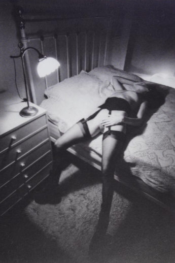eroscuriosa's tweet photo. Jeanloup Sieff (French, 1933-2000)

"The word 'eroticism' has no objective reality.

It refers to our own intimate world of phantoms.

I take photographs for myself.  The feelings that inspired them don't have to be shared or even understood, but I like to think the emotions they evoke in others, even those different from mine, will come to inhabit and enrich them."
__

"Le mot 'érotisme' n'a pas de réalité objective.

Il renvoie à notre propre monde intime de fantômes.

Je prends des photos pour moi-même.  Les sentiments qui les ont inspirées n'ont pas besoin d'être partagés ni même compris, mais j'aime à penser que les émotions qu'elles suscitent chez d'autres, même différentes des miennes, viendront les habiter et les enrichir."