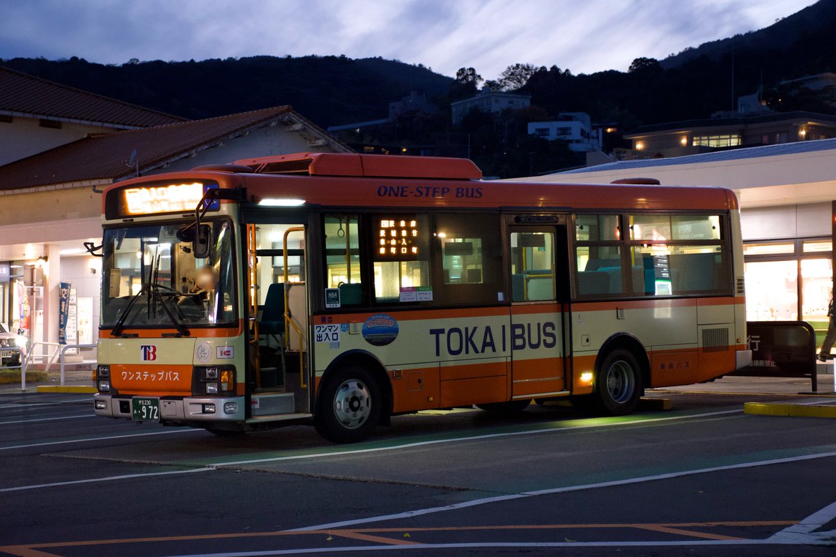 Noe_5088's tweet photo. 2023.12.23  伊東駅

東海バス
1537 KL-LV280L1改（伊東）元横浜市��
972 SDG-LR290J1（伊東）
1604 2KG-KR290J3（伊東）
1614 2KG-LV290N2（伊東）

東海バスを求めて伊東駅へ
関東では数を減らしている元横浜市営のV8を撮影することができました。 https://t.co/eyZRtabV9e