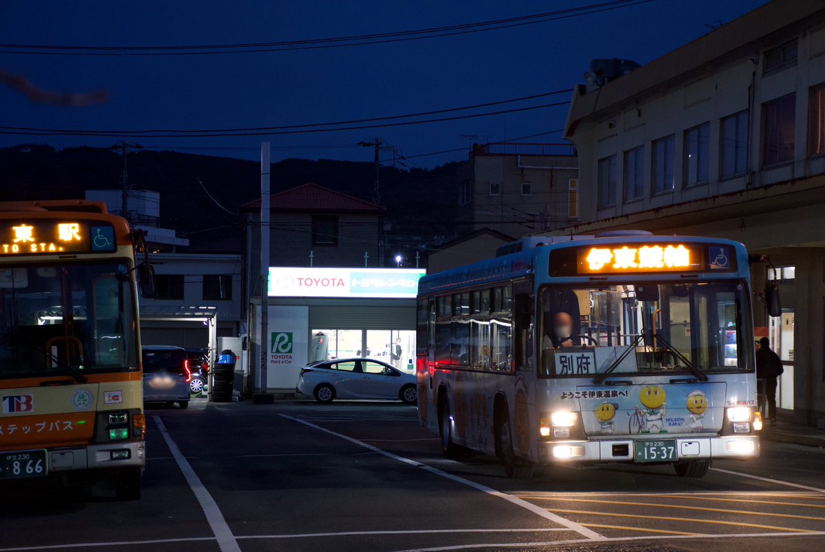 Noe_5088's tweet photo. 2023.12.23  伊東駅

東海バス
1537 KL-LV280L1改（伊東）元横浜市��
972 SDG-LR290J1（伊東）
1604 2KG-KR290J3（伊東）
1614 2KG-LV290N2（伊東）

東海バスを求めて伊東駅へ
関東では数を減らしている元横浜市営のV8を撮影することができました。 https://t.co/eyZRtabV9e