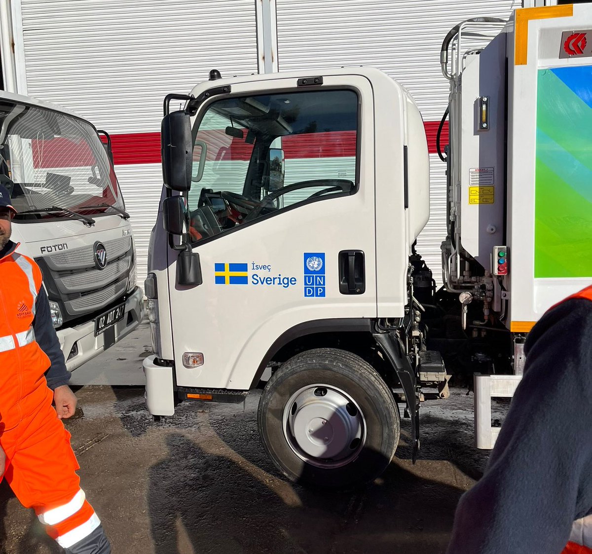 Delivering hope to Adıyaman! UNDP delivered a Sweden-funded garbage truck to @AdiyamanBelTR to help survivors recover after the February 2023 earthquakes in Türkiye 🇹🇷. UNDP is committed to standing by Türkiye's side until life gets back to normal.