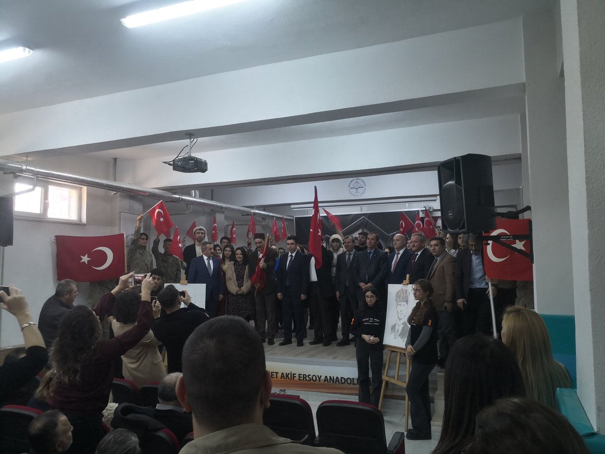 CorluDeva's tweet photo. Mehmet akif ersoy anısına tiyatro gösterisi için Mehmet Akif ersoy anadolu lisesindeki etkinlikte bulundu. 
.
.
ŞEHRİN HER YERİNDEYİZ.
.
.
#çorlu @cem_avs @CorluDeva @omerdundar57 @ayhancorludeva @grkemkarakas @erolbuz https://t.co/Px9bylpzGS