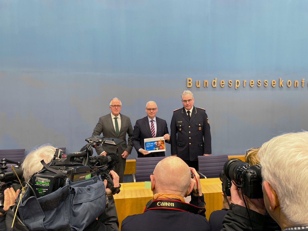 Jedes zweite Mitglied der Freiwilligen Feuerwehr hat schon einmal Gewalt im Einsatz erlebt. Das zeigt eine bundesweite Umfrage von @FeuerwehrDFV und <a href="/DGUV/">DGUV</a>, die gerade in der Bundespressekonferenz vorgestellt wird. Vor allem verbale Gewalt dominiert.