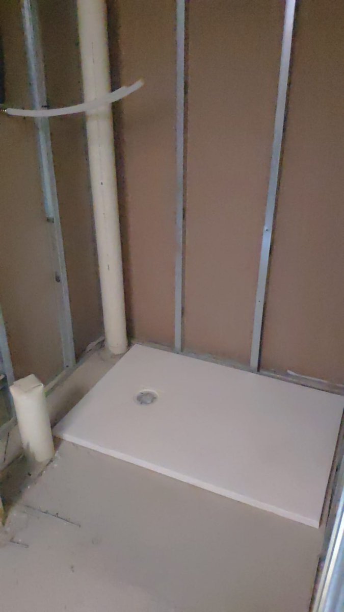 Hola Buenos Días!
Colocación de los primeros plato de ducha en un edificio en la calle Feria de Sevilla. Estamos construyendo Locales Comerciales en los bajos y hasta 19 Viviendas que remataremos con una planta cubierta con piscina común.
#construccion #rehabilitacion #obranueva