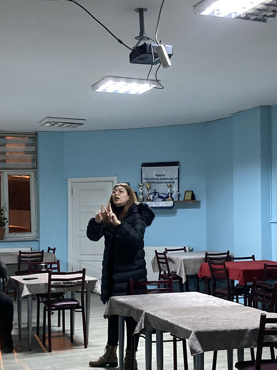edak_org's tweet photo. 🟥Dernek üyemiz Türk İşaret Dili Eğitmeni ve Tercümanı Hülya AYKUTLU ADALI’nın üyelerimize vermiş olduğu işaret dili eğitiminden kareler.
🟥Arama kurtarma çalışmaları esnasından insana ulaşmak ,iletişim kurabilmek için işaret dili bilmenin fayda sağlayacağını düşünüyoruz. https://t.co/lWMvfVWv7A