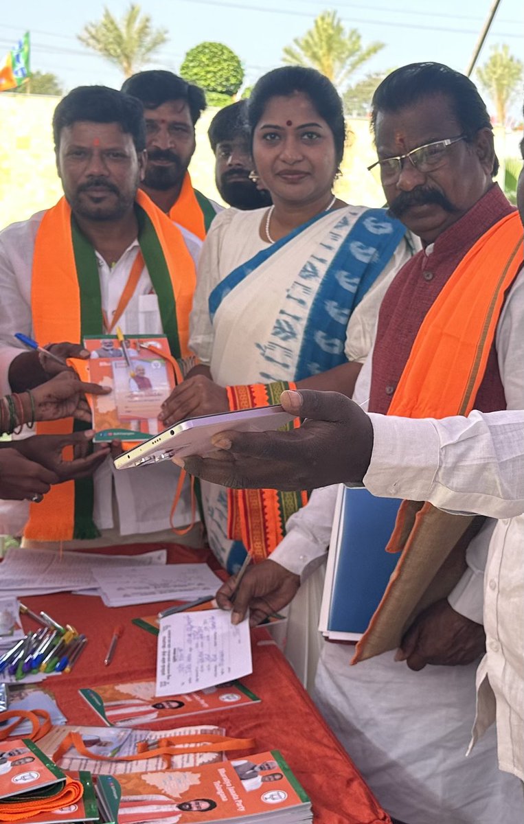 RaniRudrama's tweet photo. ఈరోజు కేంద్ర హోం శాఖ మంత్రి వర్యులు శ్రీ @AmitShah గారు ముఖ్య అతిథిగా , రాష్ట్ర అధ్యక్షులు శ్రీ @kishanreddybjp గారి అధ్యక్షతన జరగనున్న  BJP రాష్ట్ర స్థాయి సమావేశ ప్రాంగణం వద్ద రిజిస్ట్రేషన్ చేసుకోవడం జరిగింది. https://t.co/bwsnsxxDUd