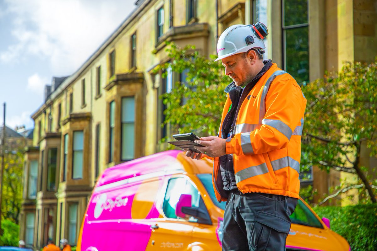 Connecting the UK to faster, more reliable broadband is top of our agenda. Our full fibre rollout programme targets up to a third of the UK: 🏠 8m homes 💼 800k businesses 🏫 400k public sector sites 📱 250k 5G access points Discover more: bit.ly/3YNg5Mq #FullFibre