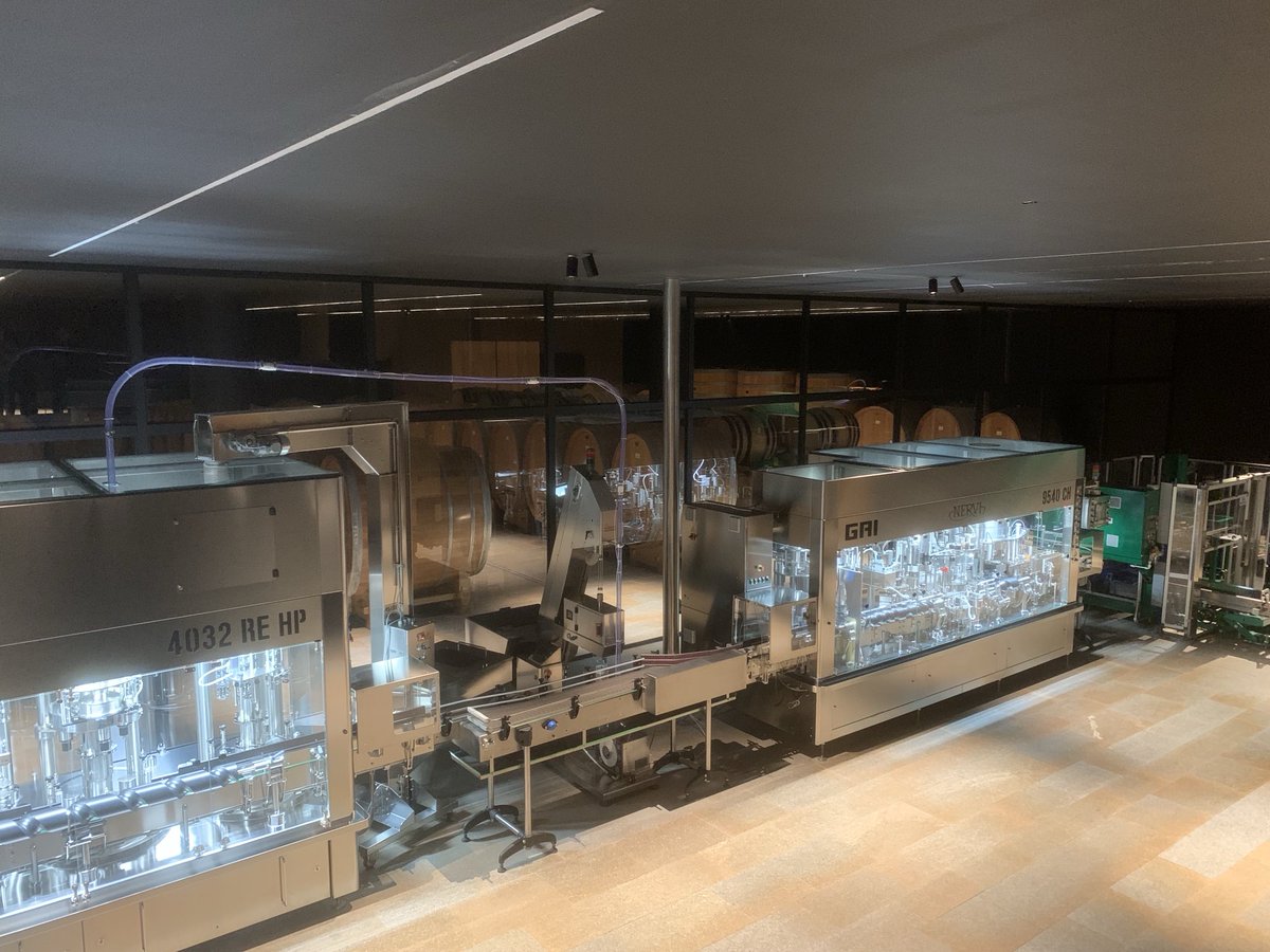 gary_d_carter's tweet photo. This is a wine bottling line.  It is set up to bottle 750ml bottles, like every other wine bottling line.  Retooling to 568ml would cost a fortune. 

For absolutely no point whatsoever.
#brexit #winebottles https://t.co/bRWOLdse8T