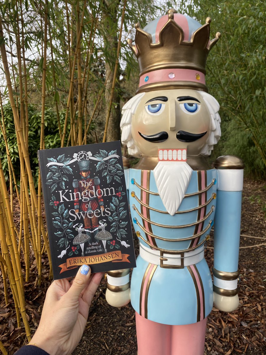 Morning! Sharing my review of The Kingdom of Sweets, a dark retelling of the Nutcracker, over on my #bookstagram 🧁🍬🖤 @TransworldBooks Thank you @ChloeRose1702 for my copy! #BookTwitter #BookReview