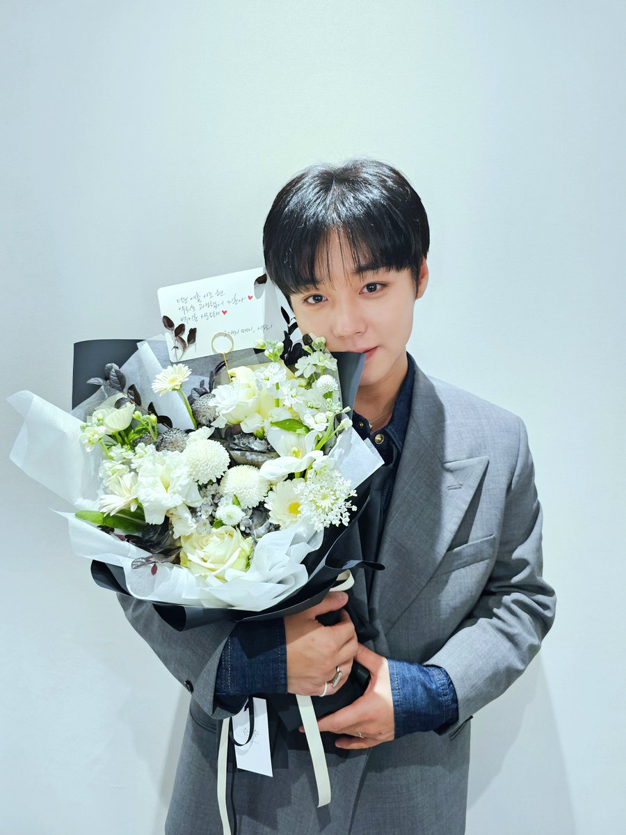 🌸 231228 
KBS 2TV 환상연가 제작발표회 

어느 때보다 긴장되고 떨렸던 오늘🥺
메이들의 많은 응원 덕분에 힘낼 수 있었어요🐰🍀

모두 긴 시간동안 열심히 준비한 환상연가 !
1월 2일부터 공개되니 많은 관심 부탁드려요🫶🏻

#환상연가
#PARKJIHOON #박지훈