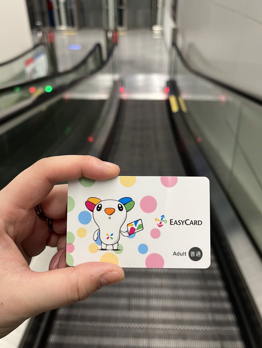 hibijourny's tweet photo. 5年前に台湾来たときのeasy card（交通費などを支払える非接触IC）を取っておいた過去のじぶんを褒めたい！褒める！

ただチャージどれくらい��るかな〜ってちょっと期待しながら見てみたら7元（約35円）しか入ってなかった😀 https://t.co/0uel1Uvqg8