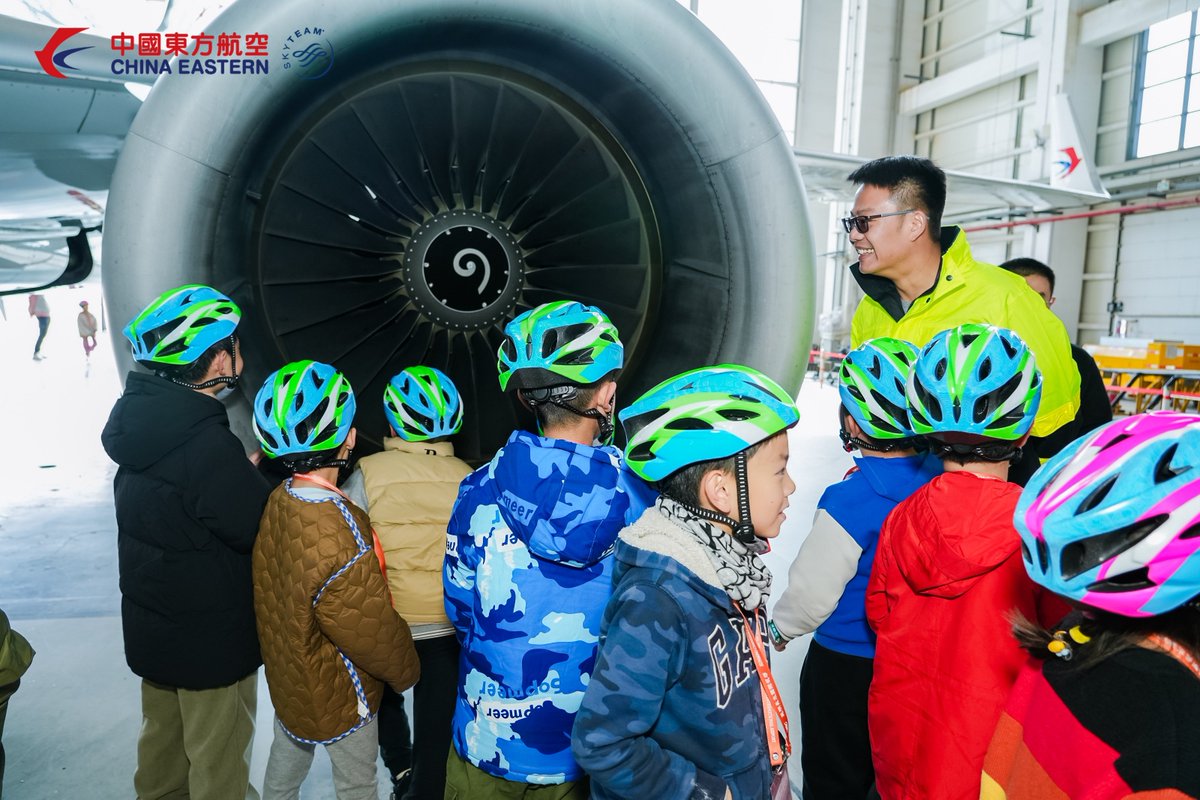 CEAirglobal's tweet photo. Even winter could not stop the passion of our #flyingexplorer to explore the aviation world.❤️
📖✈️Get interesting aviation knowledge and feel the charm of soaring through the blue sky with high technology, the little aviators are getting closer to their dreams. https://t.co/WwsLrP3TLh