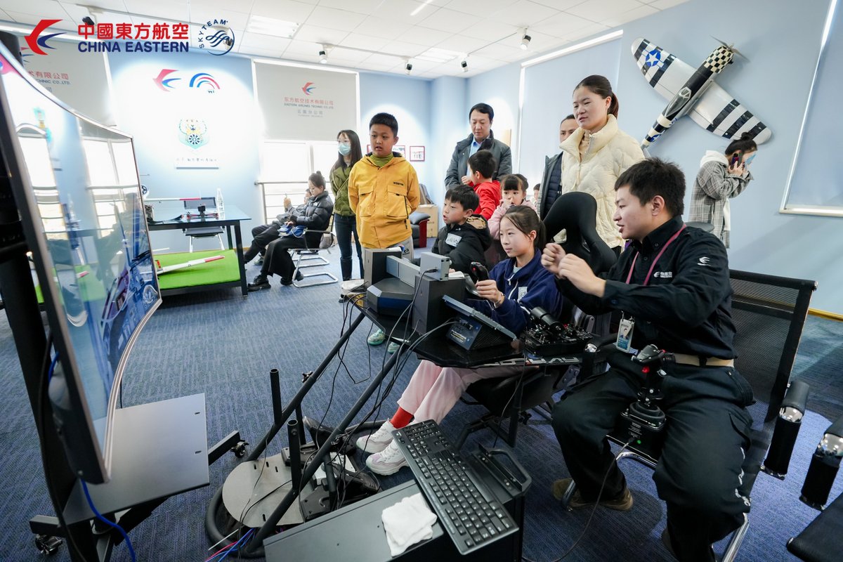 CEAirglobal's tweet photo. Even winter could not stop the passion of our #flyingexplorer to explore the aviation world.❤️
📖✈️Get interesting aviation knowledge and feel the charm of soaring through the blue sky with high technology, the little aviators are getting closer to their dreams. https://t.co/WwsLrP3TLh
