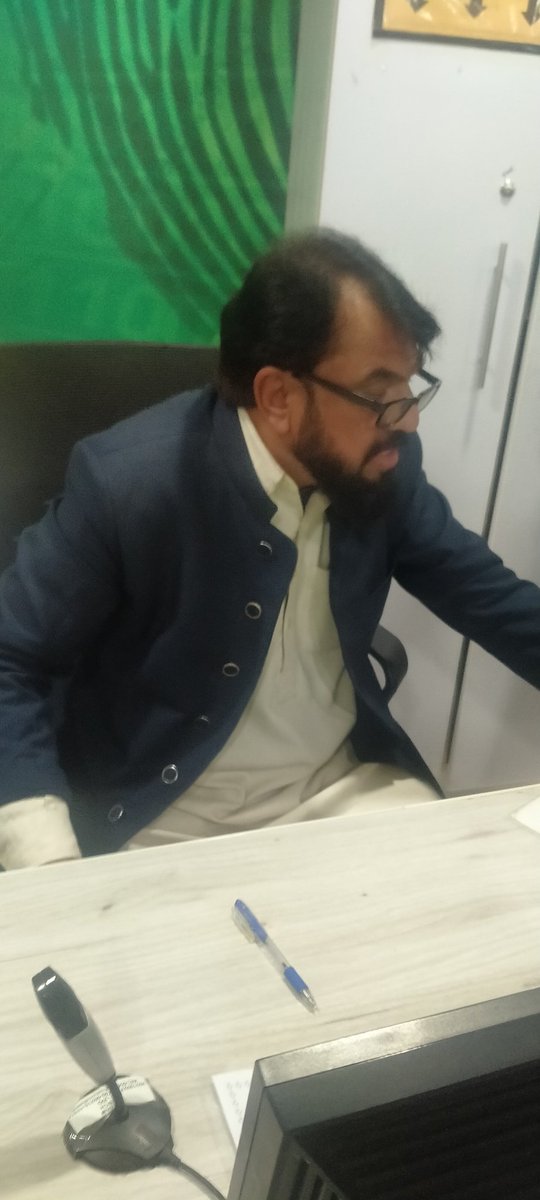 AhsanRaza_Jutt's tweet photo. Today on Dec.28,2023,I with my brother visit the @NadraPak Office #Taramri #Islamabad in order to apply for IDcard(of my elder brother).The person[on duty],who is assigned to give tokens to visitors,has no professional ethics and manners.He even don't know how to talk with women https://t.co/geGFpUbT21