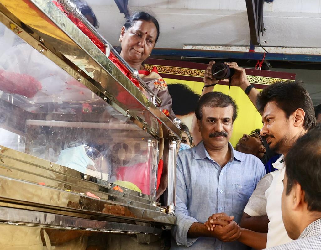 தேசிய முற்போக்கு திராவிடர் கழகத்தின் நிறுவனத் தலைவர் கேப்டன் விஜயகாந்த் அவர்களின் மறைவையடுத்து, கோயம்பேட்டில் வைக்கப்பட்டிருந்த அவருடைய உடலுக்கு மரியாதை செய்தோம்.

தேமுதிக பொதுச்செயலாளர் திருமதி.பிரேமலதா விஜயகாந்த் உள்ளிட்ட குடும்பத்தினர் &amp; அக்கட்சியின் நிர்வாகிகளுக்கு ஆறுதல்