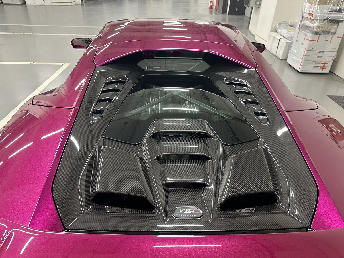 todoroki_101010's tweet photo. ウラカンテクニカ納車されました。
オーダーから1年半、長かった…
何気に初めて新車オーダーしたランボルギーニだったので、何回も仕様決めしたりなど思い入れのある個体です。
内装もフルアルカンターラにし、色々拘りました。 https://t.co/R80kz1Szdk
