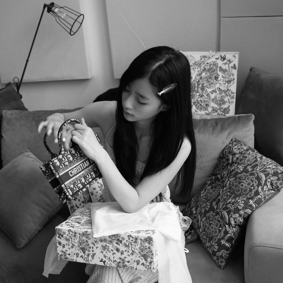 🤍🦋My Christmas gift from @Dior #DiorCruise #DiorBookTote ꒰ঌ(⃔ ⌯' '⌯)⃕໒꒱

.

IG : Tontawan : Update 

.

#tontawan_t #tontawan 
#intuyou