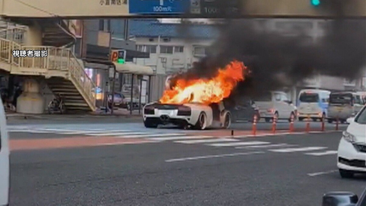 【炎と黒煙】ランボルギーニが炎上、真っ黒焦げに 運転していた男性は逃げ出して無事 北九州市
news.livedoor.com/article/detail…

福岡・北九州市小倉南区の国道で、高級スポーツカーの「ランボルギーニ」が燃える火事があった。運転していた自営業の男性は逃げ出して無事だったという。