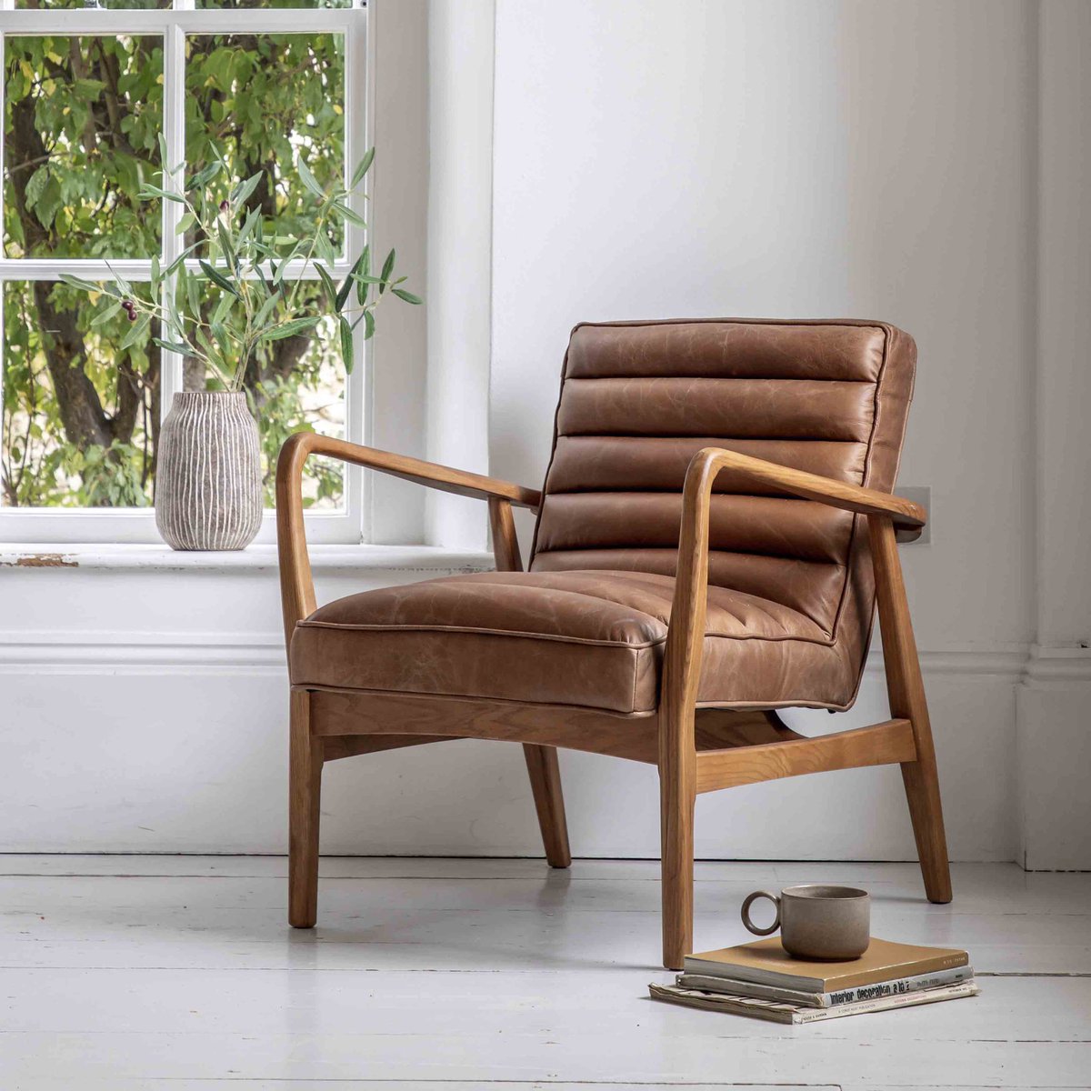 Sit back, relax and shop our Winter Wonderland Sale ❄️ Including the gorgeous Oskar armchair seen here, always a favourite 🤍
thedenandnow.co.uk/collections/wi… #wintersale #leatherarmchair #midcentury #mcm