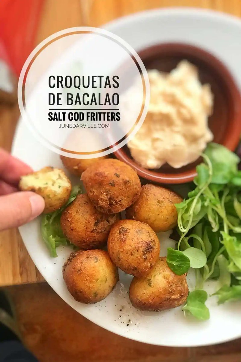 junedarville's tweet image. 🇪🇸 𝐂𝐫𝐨𝐪𝐮𝐞𝐭𝐚𝐬 𝐝𝐞 𝐁𝐚𝐜𝐚𝐥𝐚𝐨
🇪🇸 Homemade salt cod and potato #croquettes, or Spanish croquetas de #bacalao. These #fish croquettes are super easy to make and so addictive! #NewYearsEve 
🇪🇸 𝐑𝐞𝐜𝐢𝐩𝐞 &amp;gt;&amp;gt; junedarville.com/croquetas-de-b…