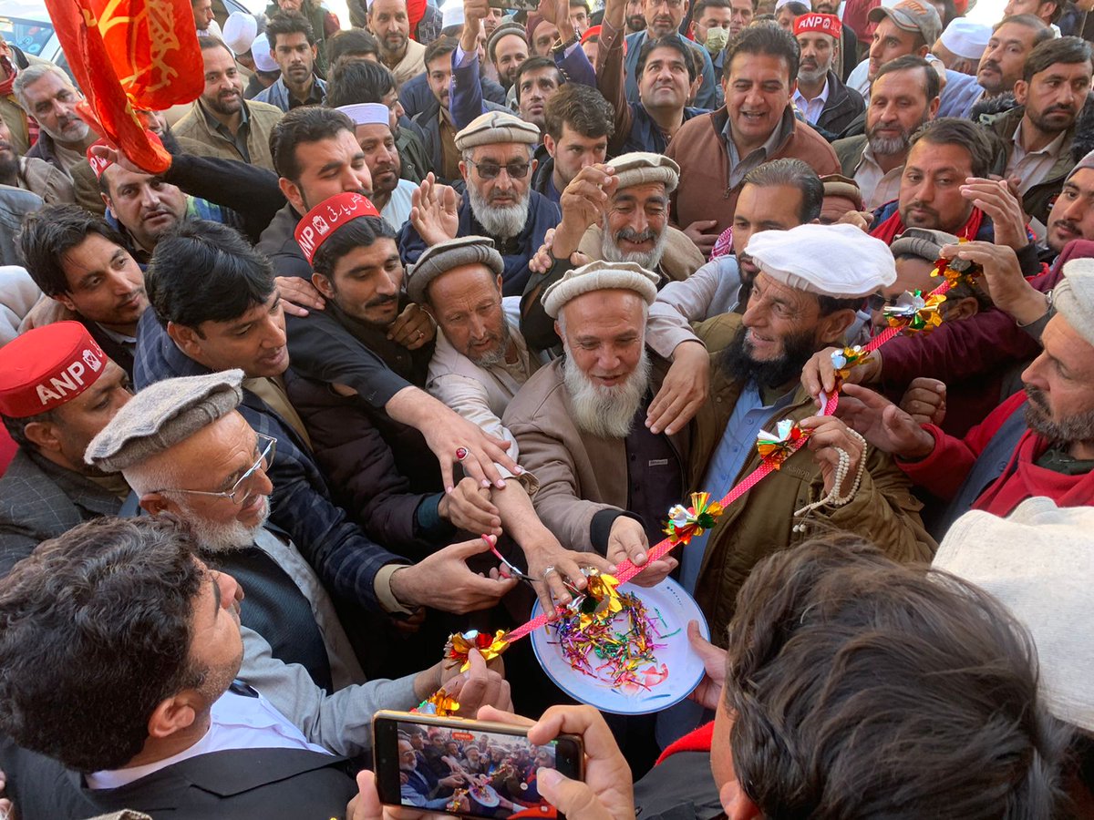 ANPOPakhtunkhwa's tweet photo. اپر دیر: عوامی نیشنل پارٹی دیر بالا حلقہ پی کے 12 واڑی میں عوامی نیشنل پارٹی کے مرکزی الیکشن آفس کا افتتاح کردیا گیا۔ افتتاحی تقریب میں ضلعی صدر و نامزد امیدوار راجہ امیر زمان اور دیگر ذمہ داران نے شرکت کی۔ اس موقع پر کثیر تعداد میں پارٹی کارکنان بھی موجود تھے۔
#ANPUpperDir | #Vote4Laltain