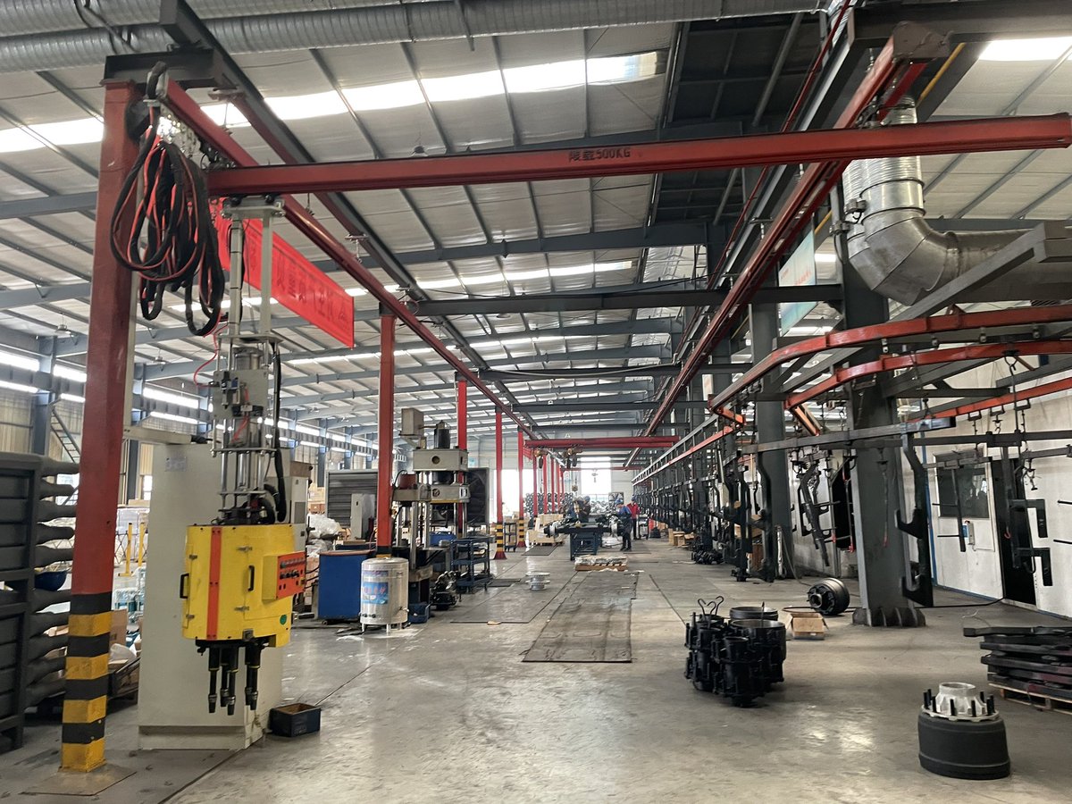 ellama77's tweet photo. The workshop of trailer parts. https://t.co/zZxZNlaG1f