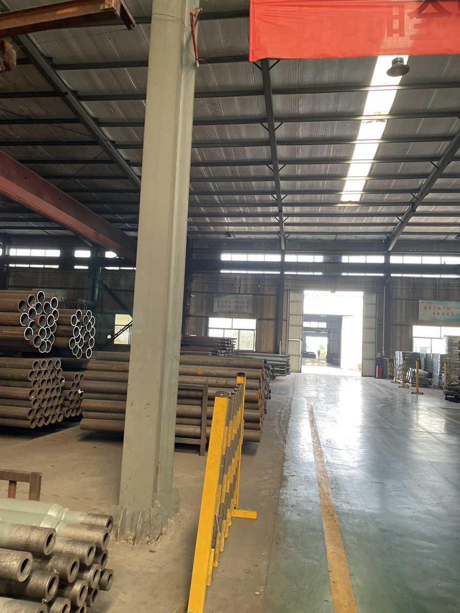 ellama77's tweet photo. The workshop of trailer parts. https://t.co/zZxZNlaG1f