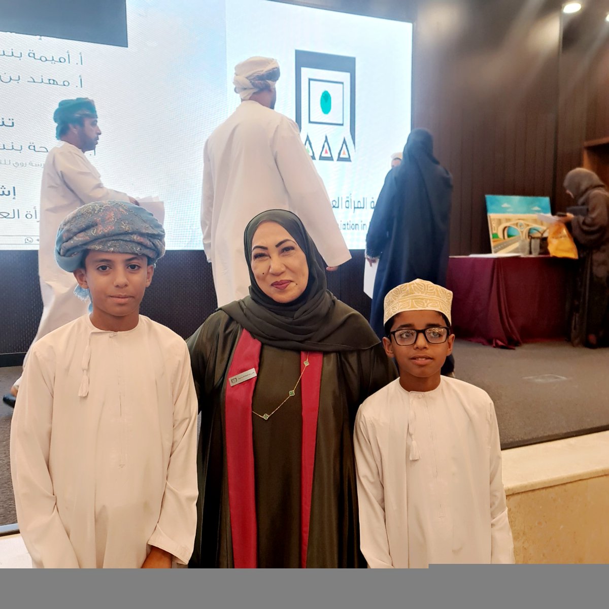 أخبر أبنائي دائما عن جمال زماننا ومن الجمال الذي لا ننساه صوت المذيعة الملهمة الدكتوره منى بنت محفوظ المنذري