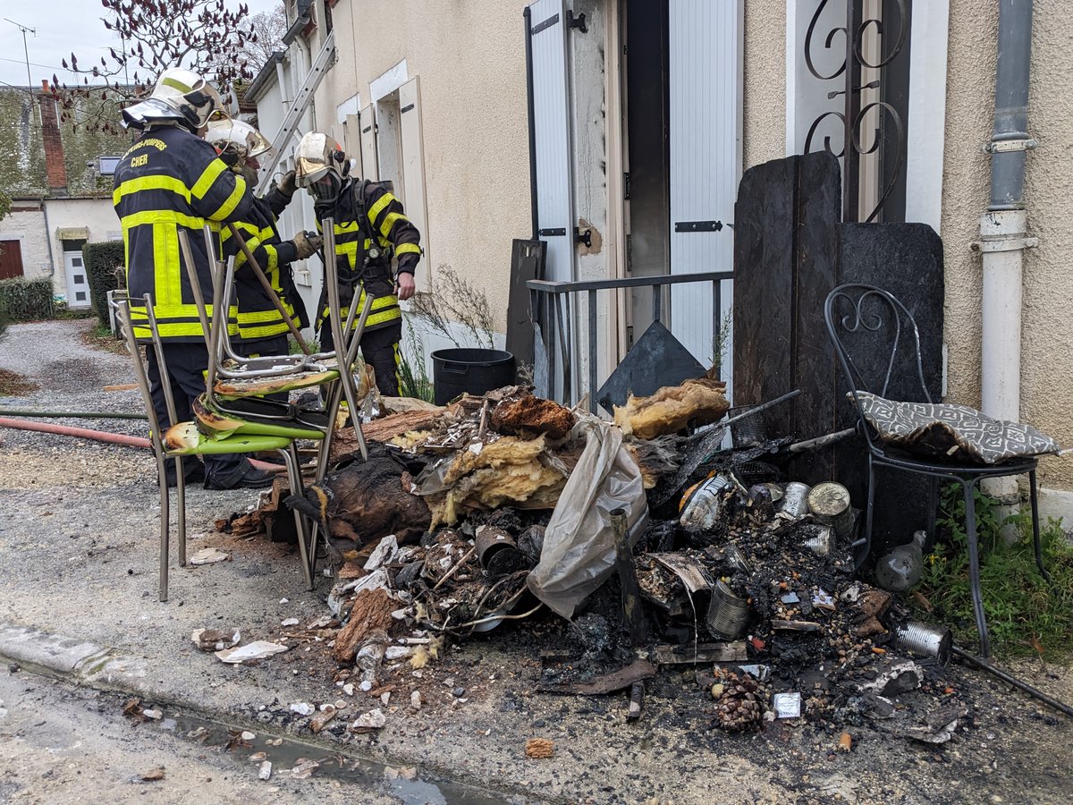 leberry_fr's tweet image. Une famille du Cher sauvée de l'incendie de son appartement grâce à son chien
leberry.fr/bourges-18000/…