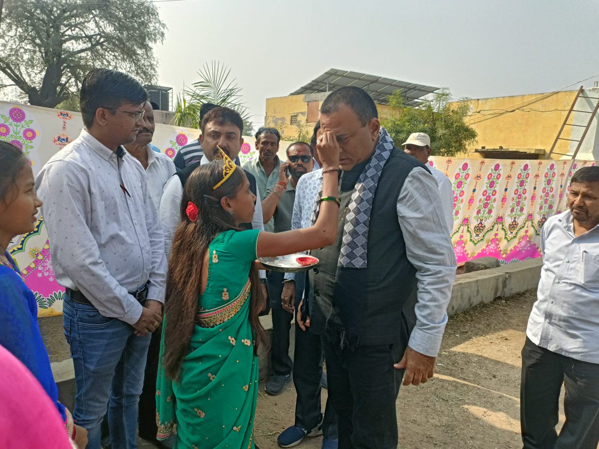 સરકારશ્રીની જન હિતકારી યોજનાઓ જન જન સુઘી પહોચાડવા  #વિકસીત_ભારત_સંકલ્પ_યાત્રા પેટલાદ તાલુકાના સાંસેજ ગામે પહોચી.તા.૨૭/૧૨/૨૦૨૩ #ViksitBharatSankalpYatra #HamaraSankalpVikshitBharat
<a href="/CMOGuj/">CMO Gujarat</a> <a href="/CollectorAnd/">Collector and DM Anand</a>  <a href="/DDO_Anand/">DDO Anand</a> <a href="/PIBAhmedabad/">PIB in Gujarat 🇮🇳</a> <a href="/PIB_India/">PIB India</a> @MahitiAnand