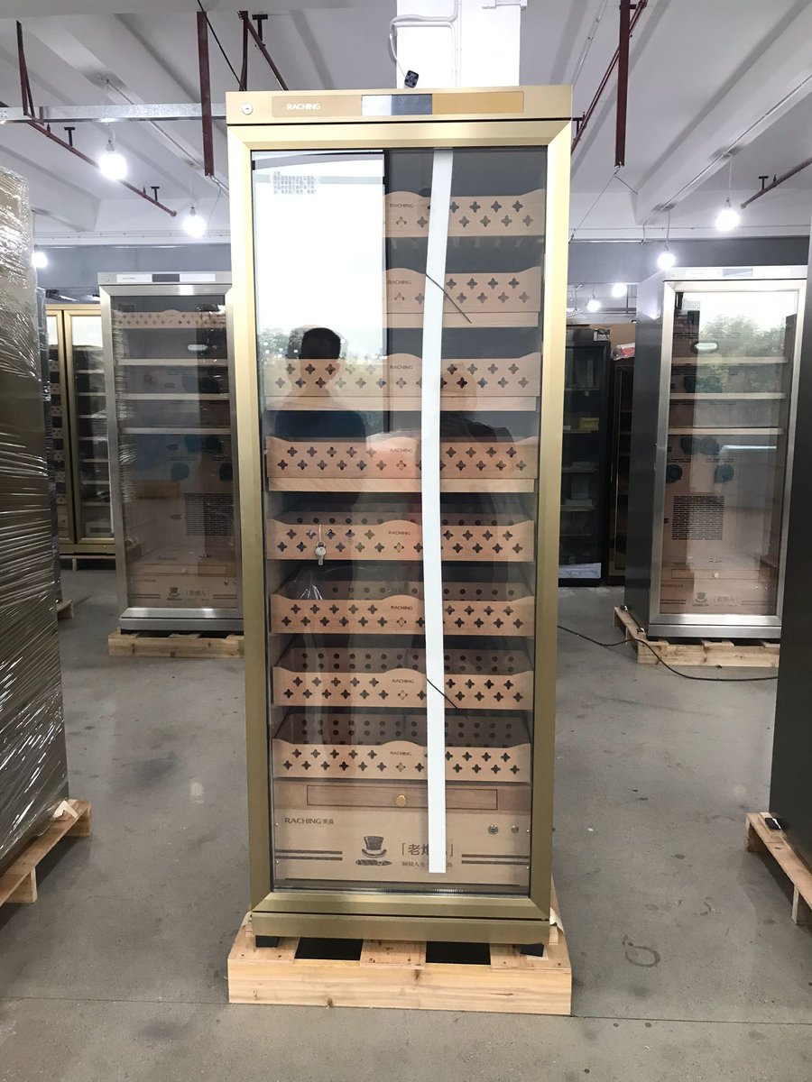 EleanorLiu78's tweet photo. So beautiful Raching CT48A champagne gold cigar humidor !!!

Color: Silver, Champagne golden
Capacity:  2500-3000 cigars (450L)
Shelves layers: 8 layers, Spanish cedar wood
Temperature range: 16℃-22℃
Humidity range: 60%-75%
Size(W*D*H): 69x70x185cm
Weight: 180KG https://t.co/VgnK7TbQ0R
