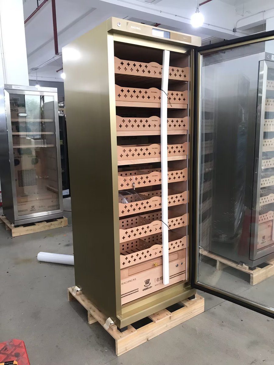 EleanorLiu78's tweet photo. So beautiful Raching CT48A champagne gold cigar humidor !!!

Color: Silver, Champagne golden
Capacity:  2500-3000 cigars (450L)
Shelves layers: 8 layers, Spanish cedar wood
Temperature range: 16℃-22℃
Humidity range: 60%-75%
Size(W*D*H): 69x70x185cm
Weight: 180KG https://t.co/VgnK7TbQ0R