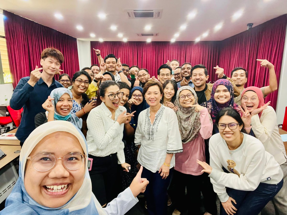 What a bunch of engaging and happy DrPH candidates at @resfom_um who shared great insights and experience of their own on the challenges ahead with reform. Who would have guessed this was taken post a 'Drug Policy Reform' lecture. @phgrads @iqamsalleh