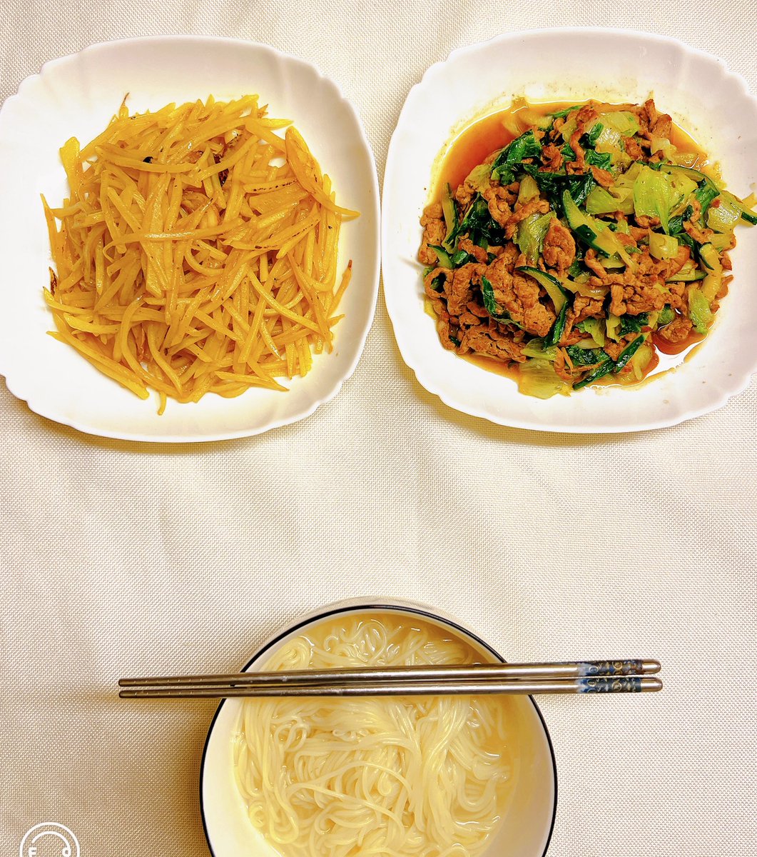momo2637's tweet photo. Good evening everyone, 
2 people's supper: 
2 dishes + water noodles

Dec 28th dinner：
Stir-fried shredded pork with lettuce ��🥬
Vinegar potato shreds🥔

🍜 🍳 🥦
#dinner #homemade #daily #chinesefood #cooking https://t.co/Jx2MO0ZHLI