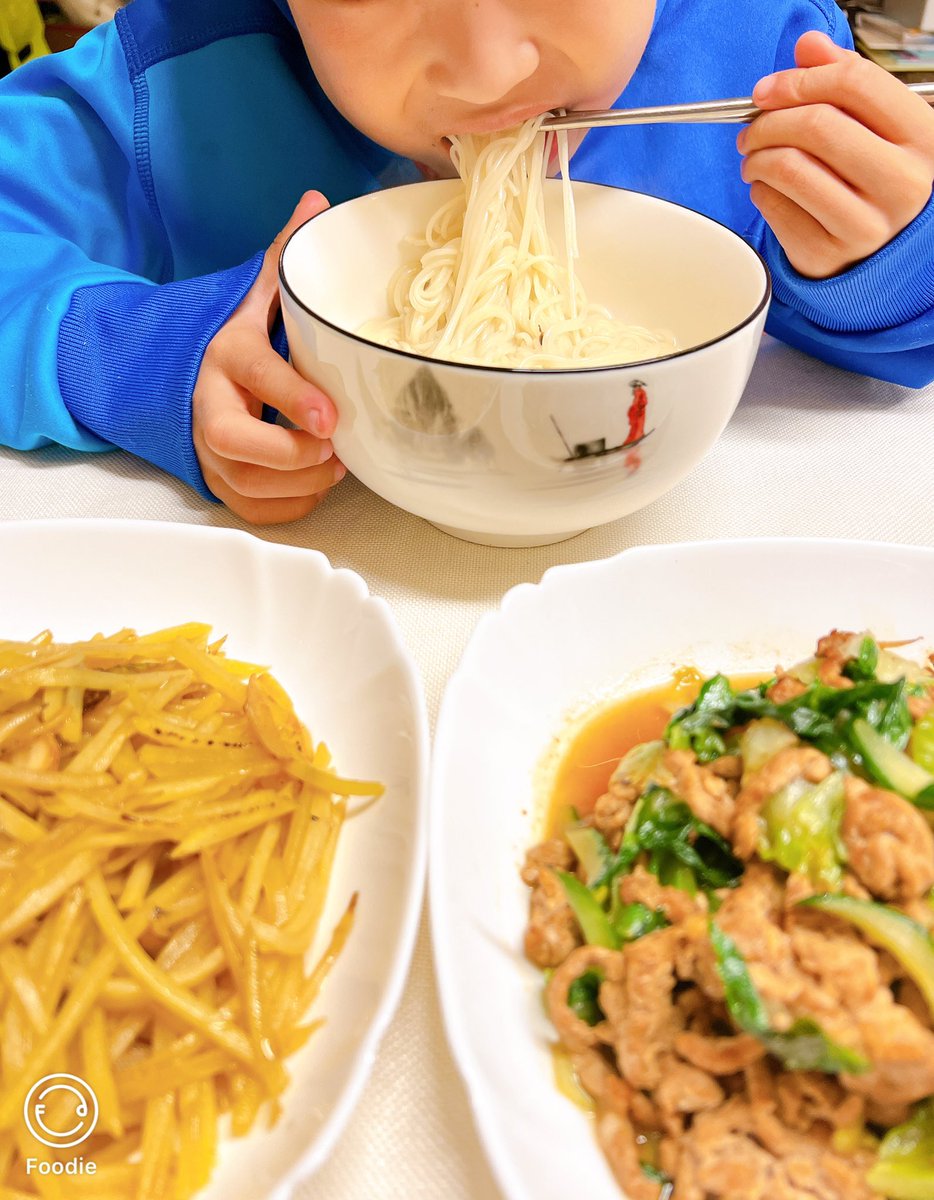 momo2637's tweet photo. Good evening everyone, 
2 people's supper: 
2 dishes + water noodles

Dec 28th dinner：
Stir-fried shredded pork with lettuce ��🥬
Vinegar potato shreds🥔

🍜 🍳 🥦
#dinner #homemade #daily #chinesefood #cooking https://t.co/Jx2MO0ZHLI