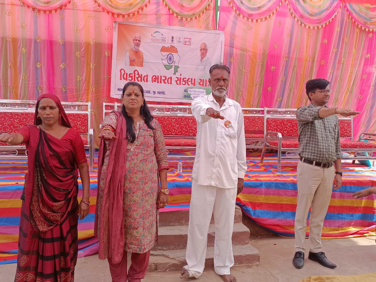 સરકારશ્રીની જન હિતકારી યોજનાઓ જન જન સુઘી પહોચાડવા #વિકસીત_ભારત_સંકલ્પ_યાત્રા પેટલાદ તાલુકાના લક્કડપુરા ગામે પહોચી. #ViksitBharatSankalpYatra #HamaraSankalpVikshitBharat
<a href="/CMOGuj/">CMO Gujarat</a> <a href="/CollectorAnd/">Collector and DM Anand</a>  <a href="/DDO_Anand/">DDO Anand</a> <a href="/PIBAhmedabad/">PIB in Gujarat 🇮🇳</a> <a href="/PIB_India/">PIB India</a> @MahitiAnand