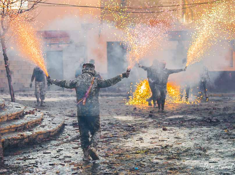danikeral's tweet photo. Hoy en Ibi, Alicante, se están moliendo a huevazos, harina y fueibigos artificiales
Y no es una inocentada, son los #Enfarinats
#DiaDeLosInocentes https://t.co/uCk2PXp4a3