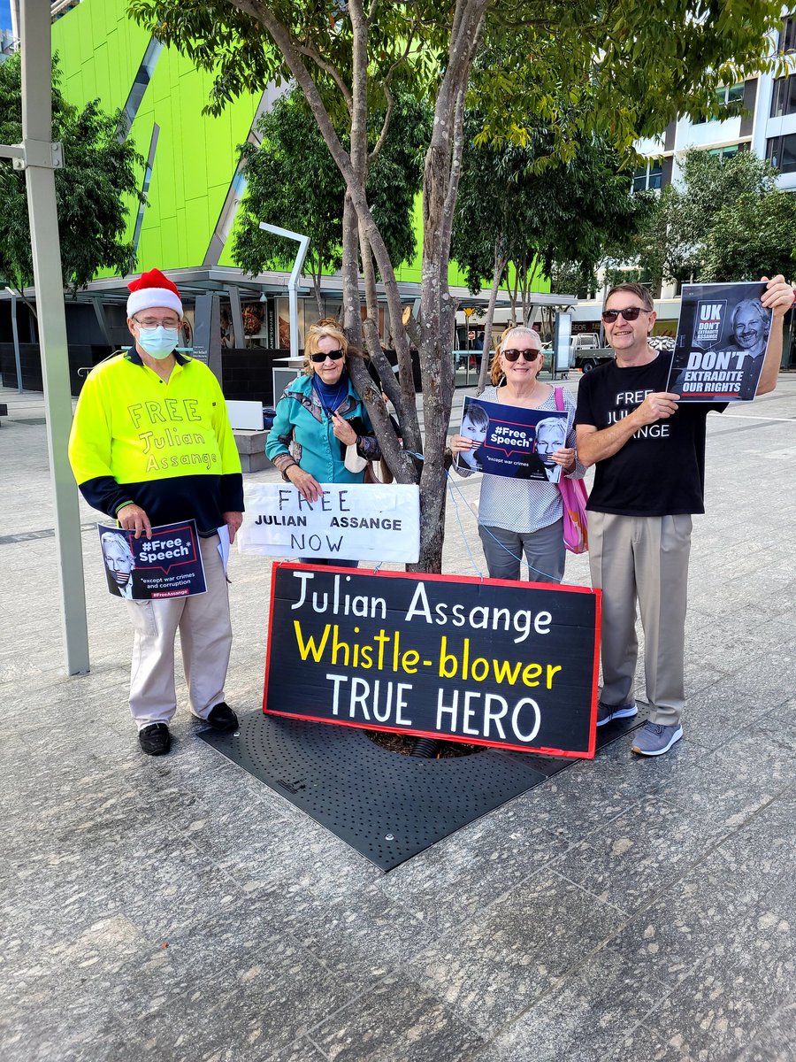 UraneJohn's tweet photo. Julian Assange pulled down America's pants in front of the whole world. He exposed the USA for what it is. A warmongering criminal nation. A pox on the evil nation!
#FreeAssangeNOW
#FreeAssange
#EVILUSA https://t.co/z5YIwLvQjj