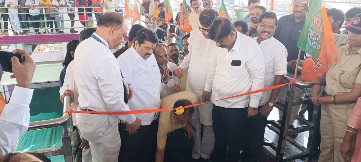 manoj_kotak's tweet image. New Year Gift to Central Railway &amp;amp; Ghatkopar...!!

Indian Railways is on a remarkable journey of modernization under the visionary leadership of Prime Minister Shri @narendramodi ji.

With our persistent efforts Work of FOB and East side Elevated deck &amp;amp; booking office at…