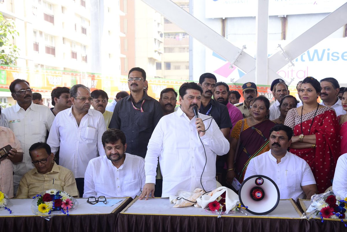 manoj_kotak's tweet image. New Year Gift to Central Railway &amp;amp; Ghatkopar...!!

Indian Railways is on a remarkable journey of modernization under the visionary leadership of Prime Minister Shri @narendramodi ji.

With our persistent efforts Work of FOB and East side Elevated deck &amp;amp; booking office at…