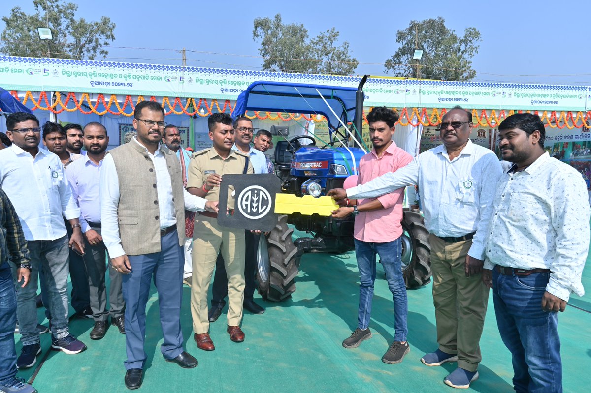 krushibibhag's tweet image. District-level #FarmMechanization mela in Nuapada was inaugurated by the District Collector and Superintendent of Police on December 26. Farm Mechanization improves the efficiency of farmers by reducing drudgery and thus augmenting their income with enhanced productivity.