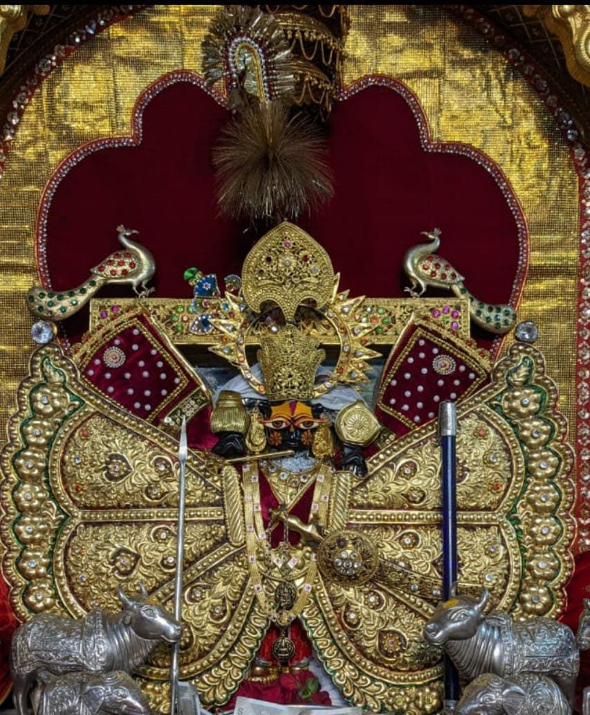 TempleConnect_'s tweet photo. Witness the divine charisma of Shri Sanwaliaji also fondly known as Shri Sanwaria Seth, a radiant form of Shri Krishna from Shri Sanwaliya Seth Prakatya Mandir #Bagund-Bhadsoda.

#TempleConnect #Krishna #Sanwalia #Mandafiya #Bhadsora #Chittorgarh #Rajasthan #TemplesofIndia https://t.co/Iw52Wif4TZ