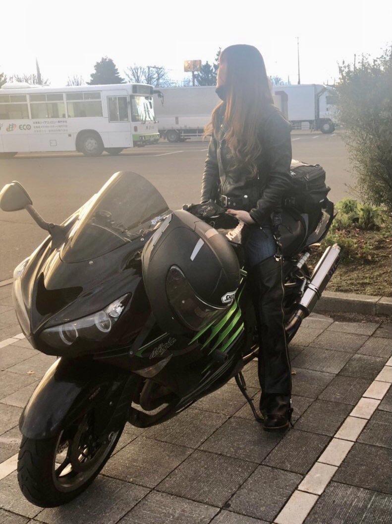 ko_yuki14r's tweet photo. 更新✨
名前：ユキ
性別：女
身長：171
住み：北海道札幌
バイク歴：6年
歴代車種：ﾊﾞﾙｶﾝ900→zx14r→ﾊﾟﾆｶﾞｰﾚv4s
好きな物：ﾊﾞｲｸ🏍ﾓｰﾋﾞﾙ🏔ｿﾌﾄｸﾘｰﾑ🍦
　　　　　ｽｰﾌﾟｶﾚｰ🍛お酒🍷
#バイク乗りとして自己紹介 https://t.co/7aZnC3GucA