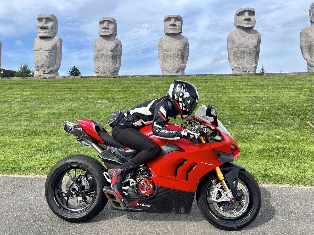 ko_yuki14r's tweet photo. 更新✨
名前：ユキ
性別：女
身長：171
住み：北海道札幌
バイク歴：6年
歴代車種：ﾊﾞﾙｶﾝ900→zx14r→ﾊﾟﾆｶﾞｰﾚv4s
好きな物：ﾊﾞｲｸ🏍ﾓｰﾋﾞﾙ🏔ｿﾌﾄｸﾘｰﾑ🍦
　　　　　ｽｰﾌﾟｶﾚｰ🍛お酒🍷
#バイク乗りとして自己紹介 https://t.co/7aZnC3GucA