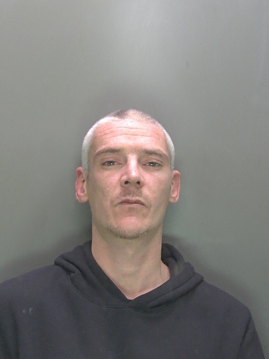 ⚠️  Lesley Ruddick, 35, who is known to frequent the #WelwynHatfield area, is wanted in connection with failing to comply with his supervision requirements following release from prison.

Report info by:

•📞 Calling 101.
•📞 In an emergency, dial 999.

↪ Pls RT