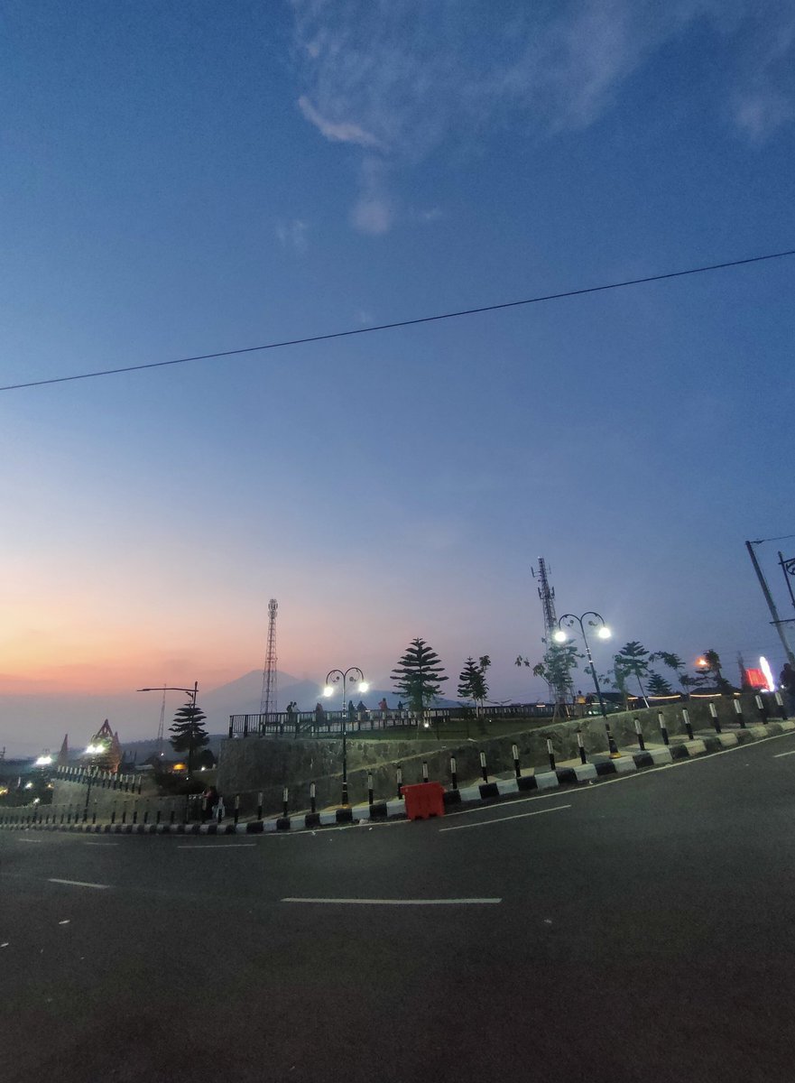 luvluvi's tweet photo. Pagi pagi lepas subuh sarapan bubur dengan view begini dan hawa yg sejuk minim polusi https://t.co/RvQiMHIMed